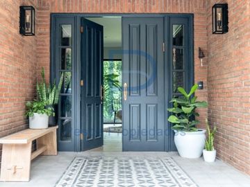 MARAVILLOSA CASA REMODELADA EN LOMAS DE LA DEHESA