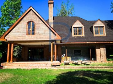 MARAVILLOSA CASA REMODELADA EN LOMAS DE LA DEHESA