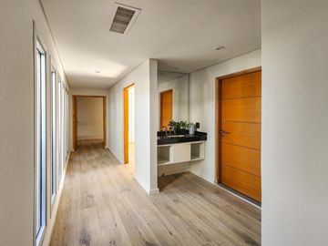 VENTA Casa 3 Dormitorios con Pileta y Cochera en Miraflores, Funes Hills