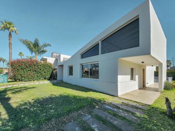 VENTA Casa 3 Dormitorios con Pileta y Cochera en Miraflores, Funes Hills