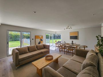 VENTA Casa 3 Dormitorios con Pileta y Cochera en Miraflores, Funes Hills