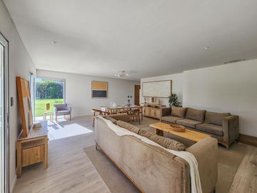 VENTA Casa 3 Dormitorios con Pileta y Cochera en Miraflores, Funes Hills