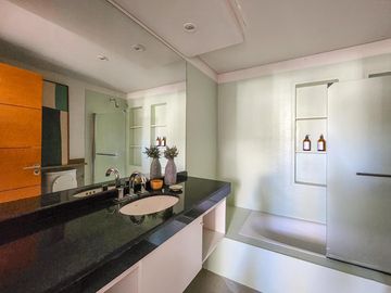 VENTA Casa 3 Dormitorios con Pileta y Cochera en Miraflores, Funes Hills