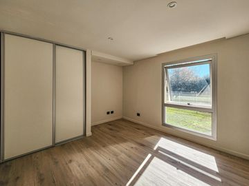 VENTA Casa 3 Dormitorios con Pileta y Cochera en Miraflores, Funes Hills