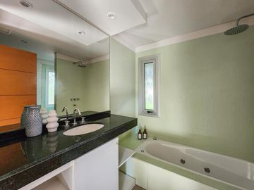 VENTA Casa 3 Dormitorios con Pileta y Cochera en Miraflores, Funes Hills