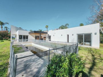 VENTA Casa 3 Dormitorios con Pileta y Cochera en Miraflores, Funes Hills