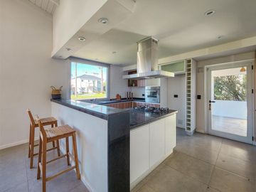 VENTA Casa 3 Dormitorios con Pileta y Cochera en Miraflores, Funes Hills