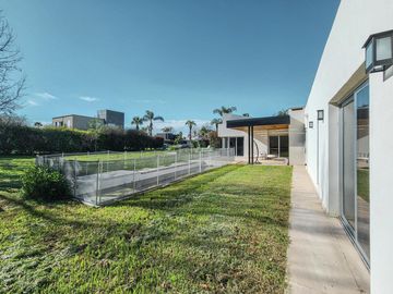 VENTA Casa 3 Dormitorios con Pileta y Cochera en Miraflores, Funes Hills