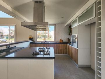 VENTA Casa 3 Dormitorios con Pileta y Cochera en Miraflores, Funes Hills