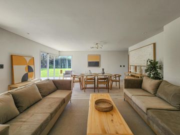 VENTA Casa 3 Dormitorios con Pileta y Cochera en Miraflores, Funes Hills