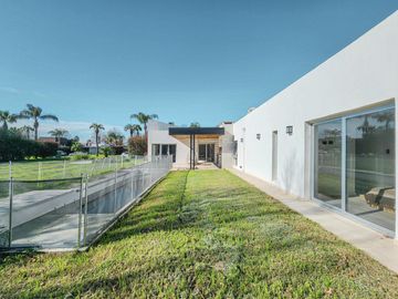 VENTA Casa 3 Dormitorios con Pileta y Cochera en Miraflores, Funes Hills