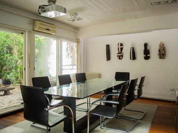 Casa de 7 ambientes con cochera y playroom en venta en Vicente Lopez