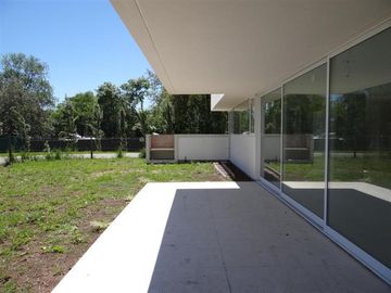 Lagoon Pilar - Sólida Casa! Estilo Racionalista  de 4 amb con gran parque !!