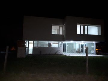 Lagoon Pilar - Sólida Casa! Estilo Racionalista  de 4 amb con gran parque !!