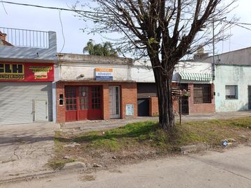 149 entre 65 y 66 los Hornos-   PH con dos Locales en VENTA