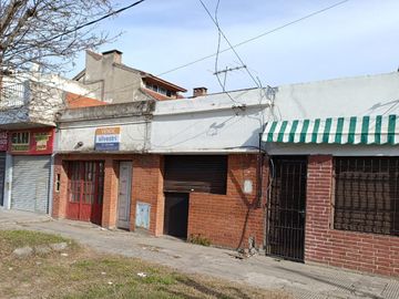 149 entre 65 y 66 los Hornos-   PH con dos Locales en VENTA