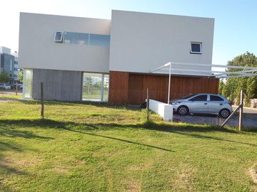 Lagoon Pilar - Sólida Casa! Estilo Racionalista de 4 amb con gran parque !!