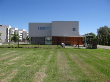 Lagoon Pilar - Sólida Casa! Estilo Racionalista de 4 amb con gran parque !!