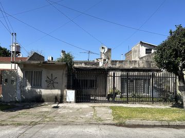 Venta Casa 3 ambientes José León Suarez Parrilla Patio Terraza  Cuarto Servicio