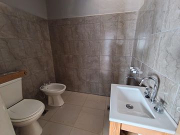 Casa    Deparetamento - Mismo terreno - Peru al 900 - Guemes