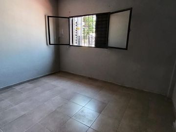 Casa    Deparetamento - Mismo terreno - Peru al 900 - Guemes