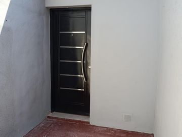 Casa    Deparetamento - Mismo terreno - Peru al 900 - Guemes