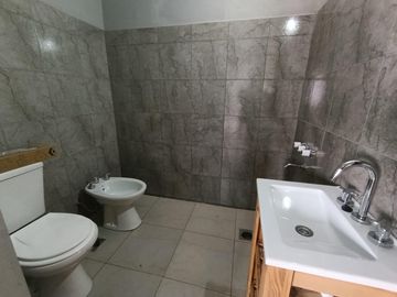 Casa    Deparetamento - Mismo terreno - Peru al 900 - Guemes