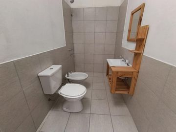 Casa    Deparetamento - Mismo terreno - Peru al 900 - Guemes