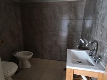 Casa    Deparetamento - Mismo terreno - Peru al 900 - Guemes