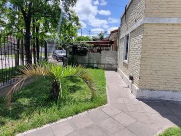 Casa en venta - 3 Dormitorios 1 Baño - Longchamps