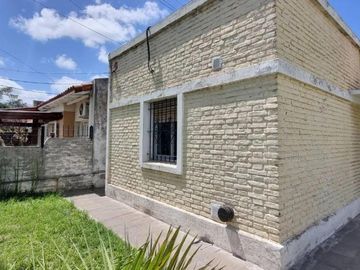 Casa en venta - 3 Dormitorios 1 Baño - Longchamps