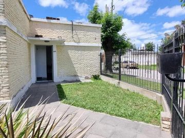 Casa en venta - 3 Dormitorios 1 Baño - Longchamps