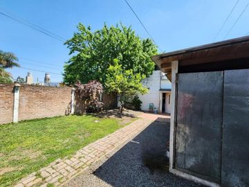 Casa en venta - 3 Dormitorios 1 Baño - Longchamps