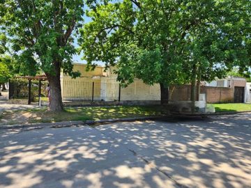 Casa en venta - 3 Dormitorios 1 Baño - Longchamps