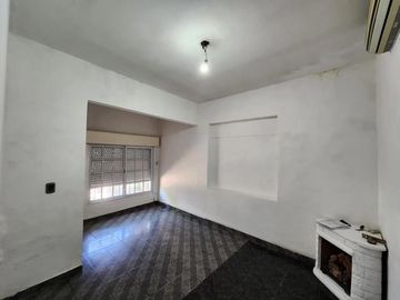 Casa en venta - 3 Dormitorios 1 Baño - Longchamps