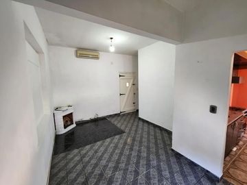 Casa en venta - 3 Dormitorios 1 Baño - Longchamps