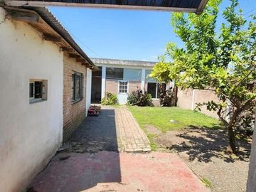 Casa en venta - 3 Dormitorios 1 Baño - Longchamps