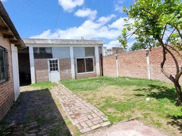 Casa en venta - 3 Dormitorios 1 Baño - Longchamps