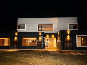 Residencia moderna, recién construida en el Km.10 norte, Punta Arenas