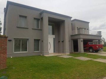 GRAN CASA A ESTRENAR EN BARRIO PRIVADO WESTON/MORENO