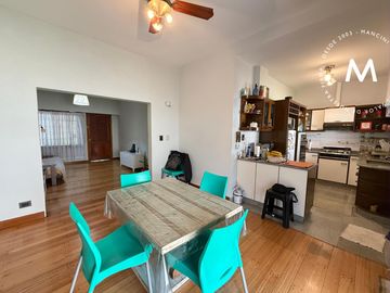 Casa en venta de 3 ambientes con patio y cochera - Villa Ballester