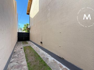 Casa en venta de 3 ambientes con patio y cochera - Villa Ballester