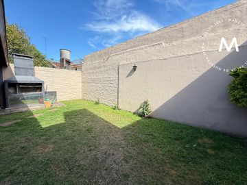 Casa en venta de 3 ambientes con patio y cochera - Villa Ballester