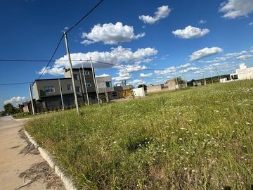 MUY BUEN TERRENO DE 450 M2 EN ESQUINA