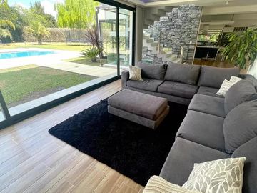 Casa de 5 amb. en  alquiler Temporal en Malibu Canning.