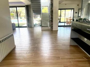 Casa de 5 amb. en  alquiler Temporal en Malibu Canning.