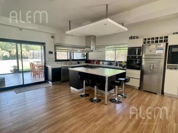 Casa de 5 amb. en  alquiler Temporal en Malibu Canning.