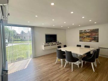 Casa de 5 amb. en  alquiler Temporal en Malibu Canning.