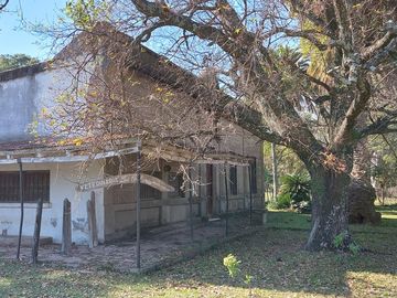 Oportunidad Terreno en Libertador Esquina Corrientes. 16 hectareas y casa de campo