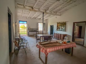 Oportunidad Terreno en Libertador Esquina Corrientes. 16 hectareas y casa de campo